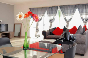 Elegant Poolside Retreat 2-Bed Luxury Guesthouse